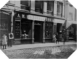 Brødrene Hirschsprung var driftige. I 1870 åbnede en ny moderne forretning på Østergade 6, som den dag i dag kan opleves på en gåtur på Strøget, selvom her ikke længere sælges tobak.&nbsp;
