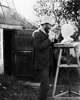 P.S. Krøyer i færd med at modellere en buste.