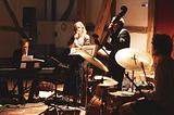 Anne Green Munk opfører digte i selskab med jazz-trioen Human Being Human. Foto Julie Bjørnskov.

